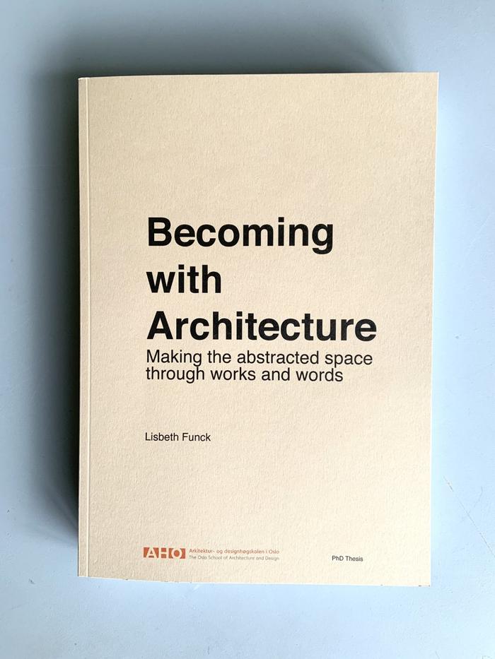 <p>Lisbeth Funck, <a target="_blank" rel="noopener noreferrer nofollow" href="https://aho.brage.unit.no/aho-xmlui/handle/11250/2988423">«Becoming with Architecture: Making the Abstracted Space Thourgh Works and Words»</a>, PhD-avhandling v/ Arkitektur- og designhøgskolen i Oslo (2022)</p>