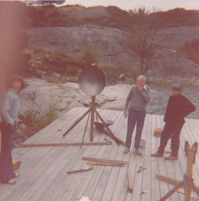 <p>Figure 02:&nbsp;Wok installation on Knavelskär<em>&nbsp;</em>with David Tudor and Billy Klüver, July 1974&nbsp;(Photographer unknown) | Klüver/Martin Archive</p>