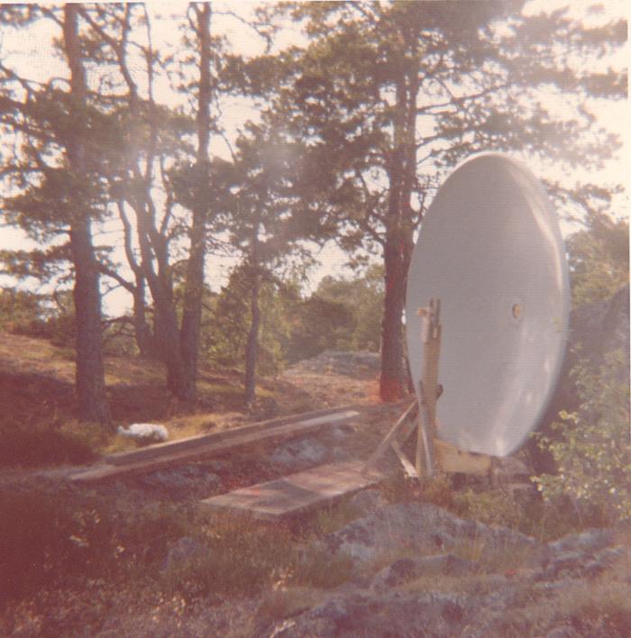 <p>Figure 01:&nbsp;Antenna installation on Knavelskär, July 1974 (Photographer unknown) | Klüver/Martin Archive&nbsp;</p>