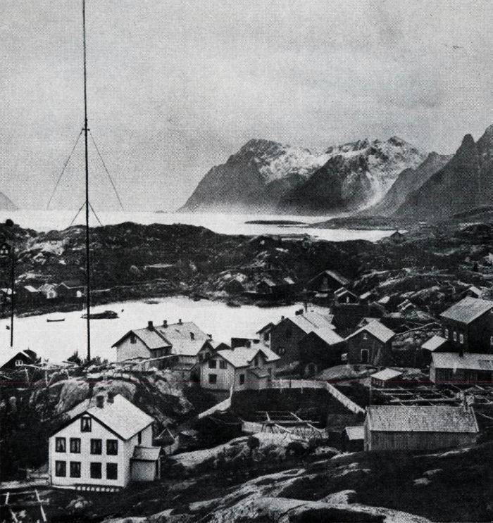 <p>The transmitter mast at Sørvågen radiotelegrafstasjon in 1906. Photo from Thorolf Rafto, <em>Telegrafverkets historie 1855 – 1955</em> (Bergen: AS John Griegs Boktrykkeri, 1955), p. 360-361.</p>