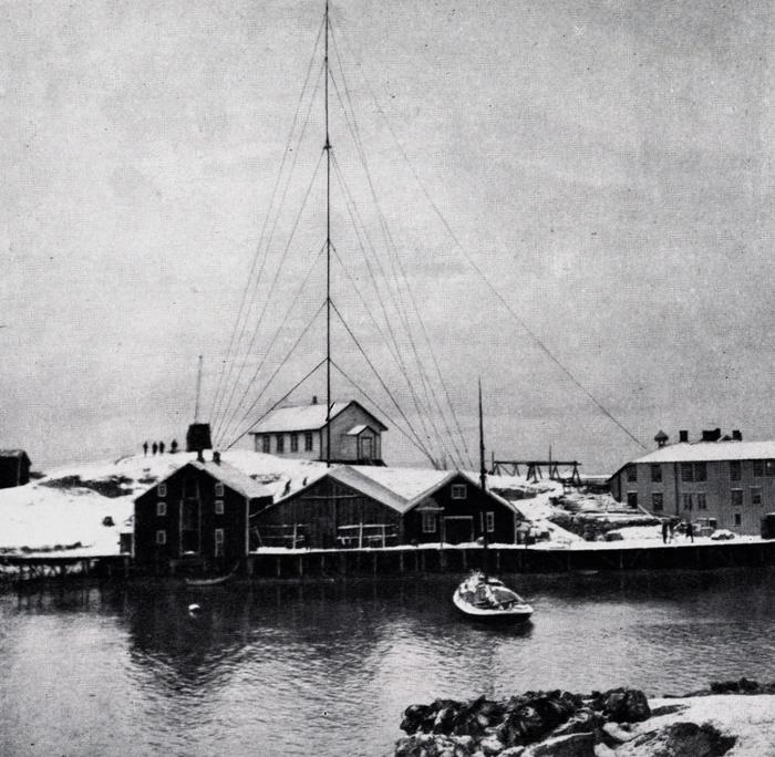 <p>The transmitter mast at Røst radiotelegrafstasjon in 1906. Photo from Thorolf Rafto, <em>Telegrafverkets historie 1855 – 1955</em> (Bergen: AS John Griegs Boktrykkeri, 1955), p. 360-361.</p>
